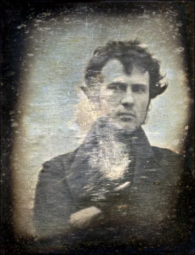Il s'agit du premier auto-portrait, pris en 1839 à Philadelphie. Trouvez le nom de celui qui occupe une place importante en photographie parce qu'il perfectionna la technique du daguerréotype en réalisant, notamment ce célèbre cliché de lui-même, 170 ans avant l'avènement du selfie, rendu possible par une réduction significative du temps de pose.