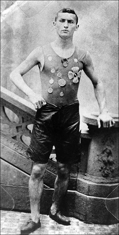 Le "roi de l'évasion". Cet homme étonnant, que l'on voit ici en 1890, eut beaucoup de talents mais on a retenu surtout ses exploits pour se sauver de ''from earth-filled graves, handcuffs, metal cans, straitjackets, tanks full of water, packing crates at the bottom of rivers''. Il était même supposé communiquer avec le monde des morts. Qui était-il ?