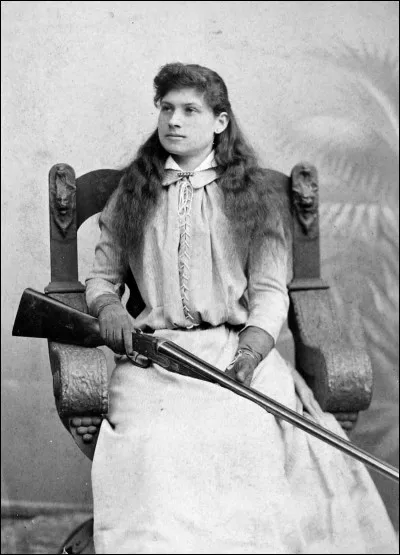 Elle fut celle qui visait le mieux. Dès son plus jeune âge, c'est à elle que les restaurateurs achetaient le gibier parce qu'elle concentrait ses plombs dans la tête. À 15 ans, elle triompha du meilleur tireur des États-Unis et en fit son mari. Ils travaillèrent pour le cirque de Buffalo Bill et firent spectacle devant la reine Victoria.
Nommez cette femme incomparable dans l'histoire de l'Ouest.