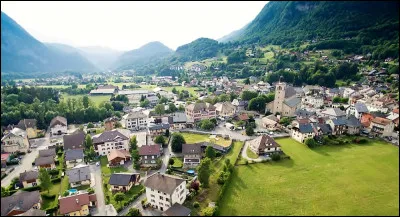 Petite ville de 3 400 habitants du département de la Haute-Savoie, située dans la vallée du Giffre :