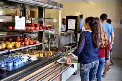 A la cantine, ton pote fait tomber son plateau.
Comment réagis-tu ?