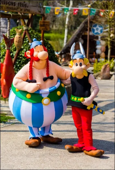 Dans l'hôtel, Julien lit une bande dessinée. Le parc Astérix est justement un parc sur le thème de la BD de... Il faudrait emmener Julien là-bas, il va sûrement adorer !