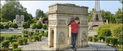 Nous continuons la route et décidons de visiter Le parc France Miniature car ce n'est pas loin. Donc on est...