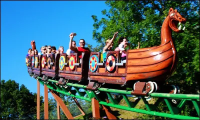 "-Ne sois pas jalouse Léa ! N'oublie pas que tu es allée à Festyland juste hier ! Et il comporte ... attractions tout de même.