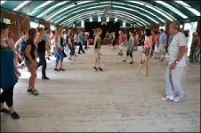 Je vous propose de partir au grand bal de l'Europe, &agrave; Gennetines. Commune Bourbonnaise, elle se situe en r&eacute;gion ...