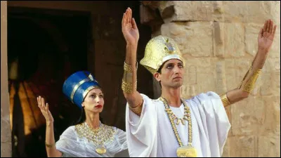 Pharaon hérétique de la XVIIIe dynastie entouré de sa reine. Qui sont-ils ?