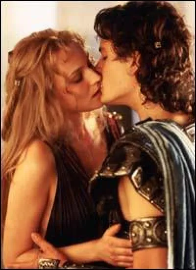 Épouse du roi de Sparte trompant son époux Ménélas avec ce beau prince troyen, ce qui déclencha une guerre de 10 ans. Qui sont-ils ?