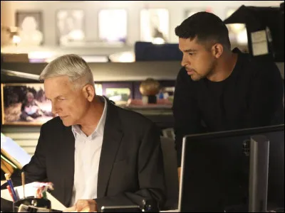 Qui est le personnage &agrave; droite de la photo ?