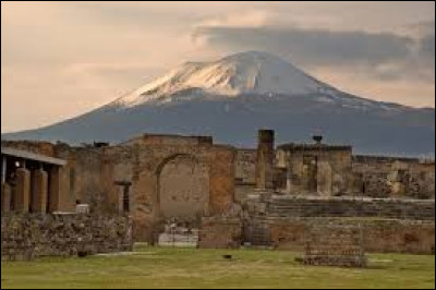 En quelle année Pompéi a-t-elle été ensevelie suite à l'éruption du Vésuve ?