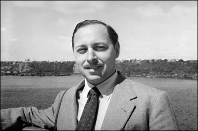 Ce dramaturge et écrivain américain, auteur de "Un tramway nommé Désir", "La Chatte sur un toit brûlant", "Doux oiseau de jeunesse", c'est ... Williams.