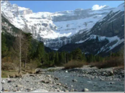 Quel est le nom de ce cirque glacière naturel situé dans le massif montagneux des Pyrénées françaises ?