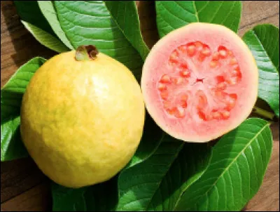 Quel est ce fruit tropicale comestible, une baie bulbeuse ?