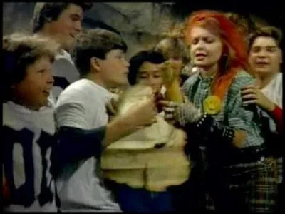 La chanson principale du film fut interprte par :