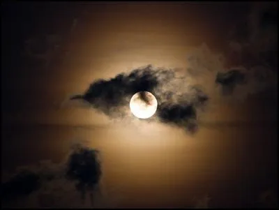 La lune brille parce qu'elle est ...