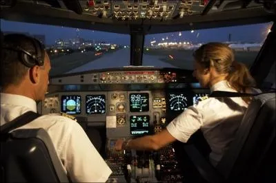 Comment appelle-t-on la cabine d'un avion o se tient le pilote ?