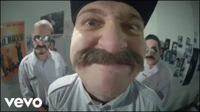 Dans quel clip de Vald peut-on le voir déguisé en un policier particulièrement fêtard ?