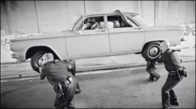 Dans quel clip de Kendrick Lamar peut-on le voir, lui et les autres membres de Black Hippie, à l'intérieur d'une voiture portée par des policiers ?