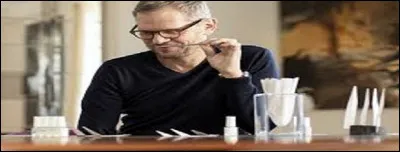 Le nez parfumeur de la maison Parfums Caron a dit, après avoir vu le film, que créer des parfums n'a rien de futile.
Que reconnaît-il au sujet traité ?