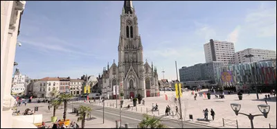Ville de près de 100 000 habitants du département du Nord, limitrophe de la Belgique :