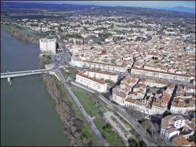 Ville de 14 000 habitants du département des Bouches-du-Rhône, située en bordure du Rhône, sur un franchissement ancien du fleuve :