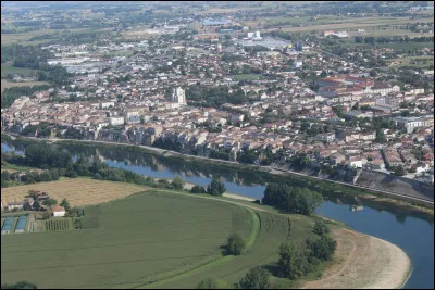 Ville de 9 000 habitants du département du Lot-et-Garonne, située sur la rive droite de la Garonne :