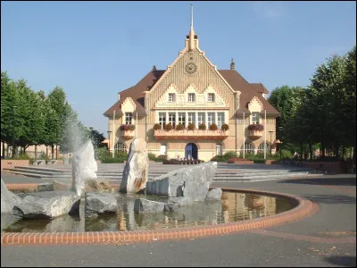 Ville de 13 000 habitants du département de l'Aisne, située dans la vallée de l'Oise, à la jonction de plusieurs lignes ferroviaires et de plusieurs voies fluviales :