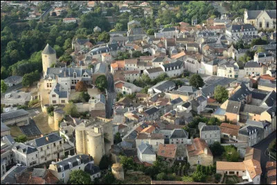 Ville de 13 000 habitants du département des Deux-Sèvres, située au nord du département, aux confins du Saumurois :