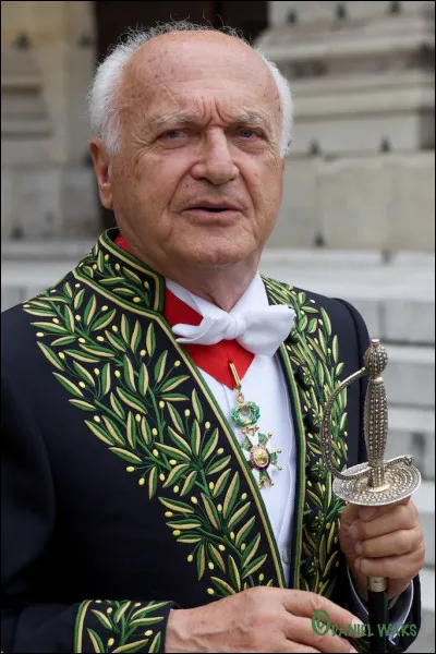 Qui est ce Pierre, historien français, connu pour son rôle dans l'édition des sciences sociales, élu à L'Académie française en 2001 ?