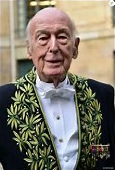 Qui est ce Valéry, haut fonctionnaire, homme d'État français, président de la République de 1974 à 1981, élu à l'Académie française en 2003 ?