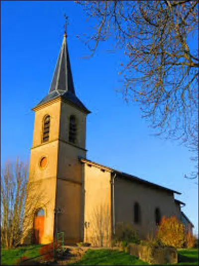 Nous sommes dans le Grand-Est devant l'&eacute;glise Saint-Martin de P&eacute;vange. Ville de 51 habitants, dans l'arrondissement de Sarrebourg-Ch&acirc;teau-Salins, il se situe dans le d&eacute;partement ...