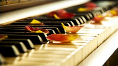 Qui accompagne Humphrey Bogart dans le film "Casablanca" ?