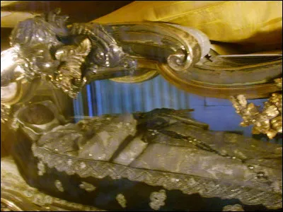 La mystique Alessandra Lucrezia Romola (1522-1590) portait, en religion, un nom de parfum : Sainte Catherine de ... [quelle marque ] ? Et où se trouve Prato, ville où elle a vécu ?