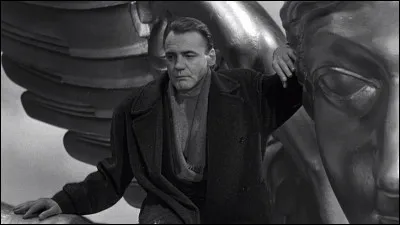 Dans ce film de Wenders, sorti en 1987, deux anges invisibles observent Berlin : le film est tourné pour moitié en noir et blanc, procédé choisi pour représenter le monde insensible tel que le voient les anges ; la couleur intervient dans la seconde partie. C'est ...