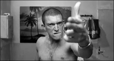 Dans "La Haine", film réalisé en 1995 à partir de l'histoire d'une bavure policière, devenu culte pour des géné­rations de jeunes, le réalisateur a choisi le noir et blanc : il s'agit de ...