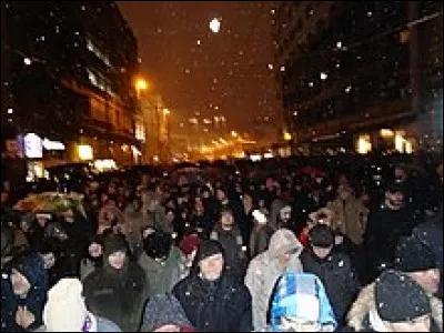 Avant cette élection, comment était qualifié le gouvernement en place par les opposants, la commission européenne et des associations ?