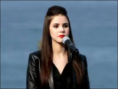 Avec qui collabore-t-elle pour le titre "Sound Like Heaven" extrait de son premier album ?