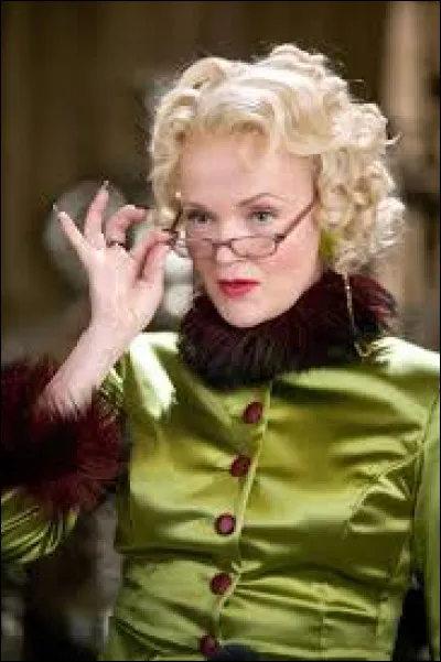 En quel animagus Rita Skeeter se transforme-t-elle afin de déformer tous ses textes à son avantage ?