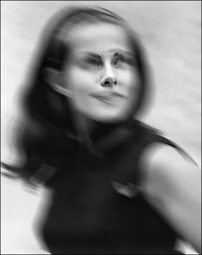 Quel dommage de gâcher un si joli portrait [de qui ?]... Mais vous reconnaîtrez sans doute le joli nez de la « petite fiancée du cinéma français » dixit [qui donc ?]