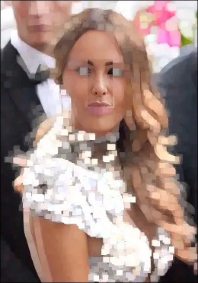 Ce nez pose problème, car il est probablement faux... Mais qu'importe, puisqu'elle n'en a pas d'autre ! Qu'elle est la nouvelle lubie de cette dame ?