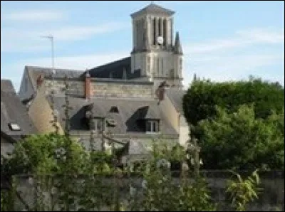 Petite ville de 6 700 habitants du département de Maine-et-Loire, située dans le Baugeois, au nord de Saumur :