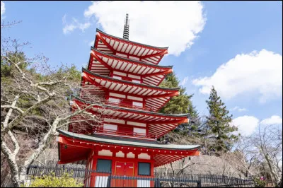 - Sans vouloir faire croire que je me pare des plumes du ..., vous ne me regretterez pas, cher professeur.
Il hoche légèrement la tête et vous entraîne vers un bâtiment rouge vif.