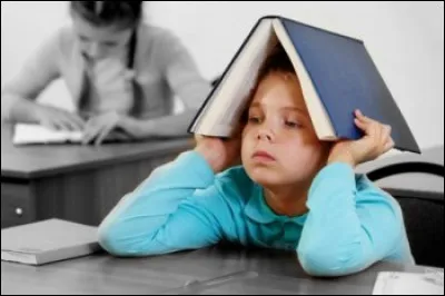 Cela fait à présent une heure que votre professeur radote, radote... sans plus finir. Même s'il essaye de vous expliquer quelque chose, on dirait qu'il ... la/le ... !