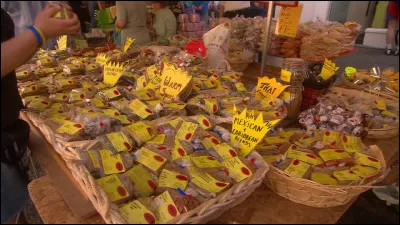 - Voyez-vous, lorsque vous faites des affaires, mon ami, prenez garde à ne pas ... ... en poche, continuait l'homme.