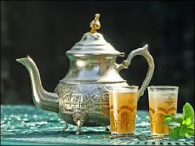 Lors de la préparation du thé à la menthe, quel type de thé utilise-t-on ?