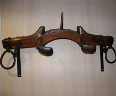 Quelle est cette pièce de bois servant à atteler une paire d'animaux de trait ?