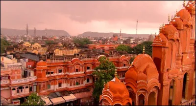 Quelle est cette ville, capitale de l'État indien du Rajasthan, surnommée la "Ville Rose" ?