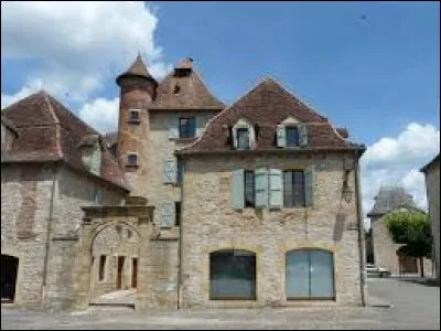 Voici la maison des Consuls, à Bretenoux. Commune Lotoise, elle se situe dans l'ex région ...