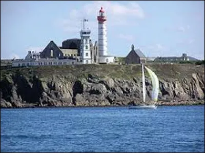 Nous sommes en Bretagne à la pointe Saint-Mathieu, sur le territoire de Plougonvelin. Ville de l'arrondissement de Brest, elle se trouve dans le département ...