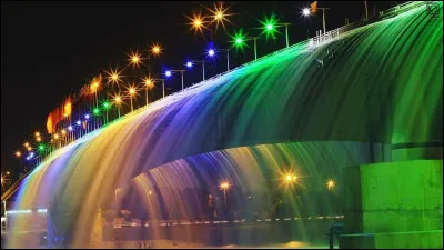 Ville célèbre pour ses ponts et sa rivière, incontournable touristique, je me nomme :