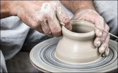 Je suis une ville célèbre pour ses céramiques, et ma population est de 39 000 habitants. Voici :